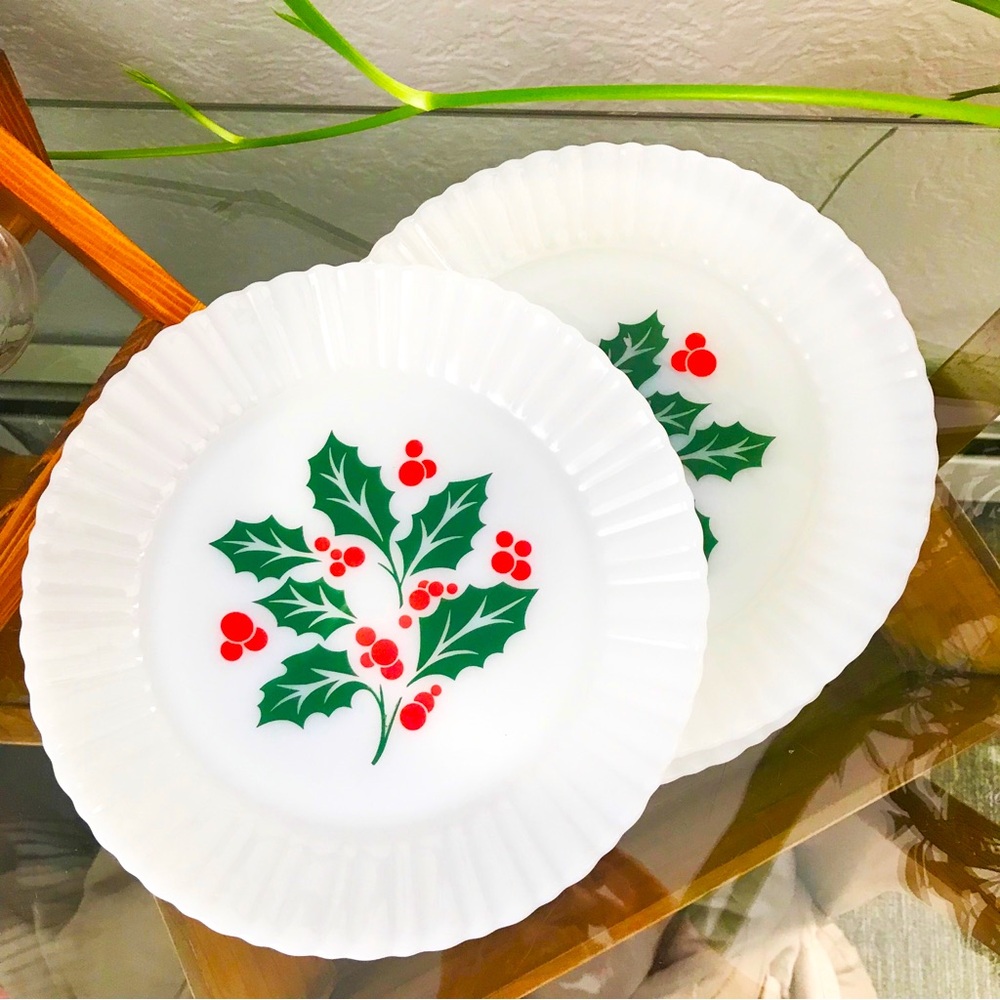 Set Of 4 Vintage TERMOCRISA Holly Berry Christmas Milk Glass Luncheon Plates